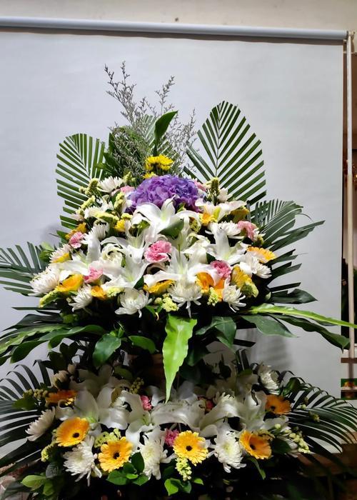 百合丧葬花束通常表达什么寓意？
