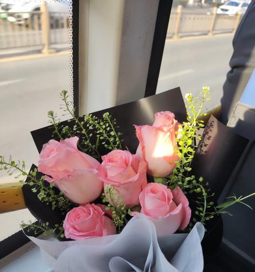 带花泥包玫瑰花的寓意是什么？送盆栽送什么好？