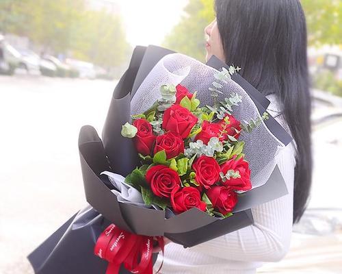 自己买11朵玫瑰花代表什么？送花时应注意哪些礼仪？