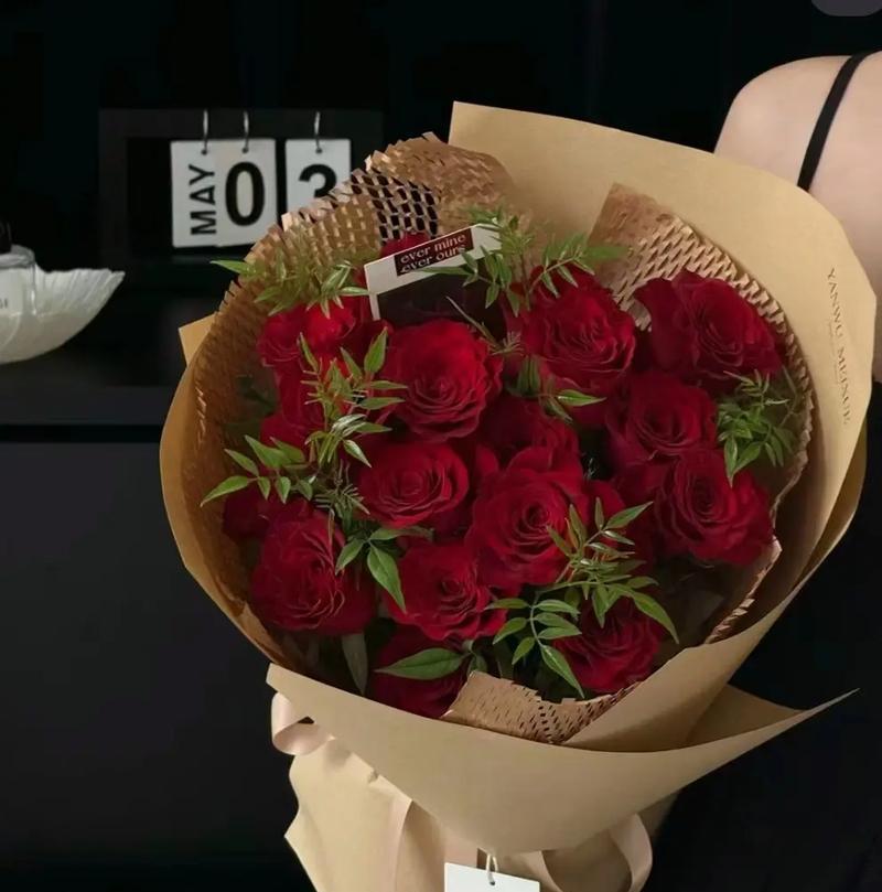 玫瑰花表示爱意时的花语是什么？