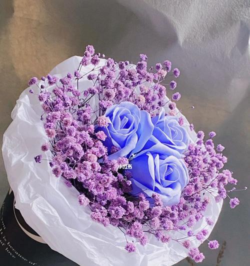 手拿紫色玫瑰花束的花语是什么？它代表了什么？