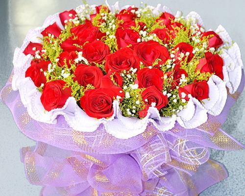 手拿紫色玫瑰花束的花语是什么？它代表了什么？