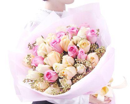 异地恋中送玫瑰的花语是什么？玫瑰花语在异地恋中代表什么？